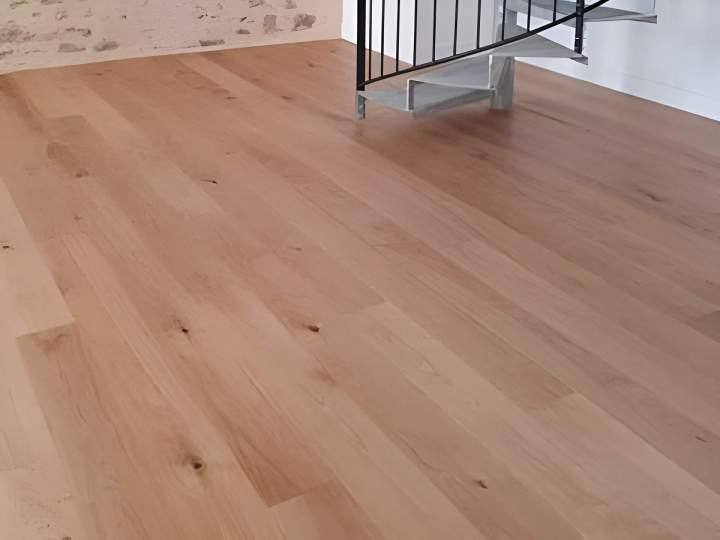 Pose de parquets flottants pour des sols esthétiques et durables.