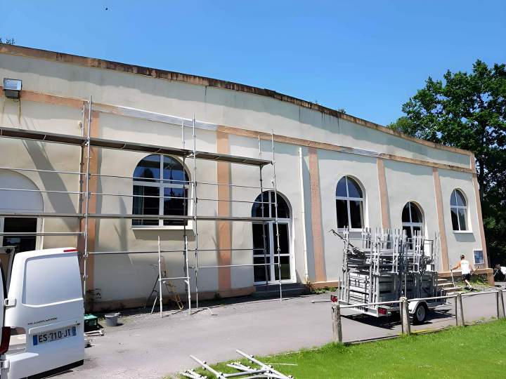 Restauration et protection de vos murs extérieurs par le ravalement.