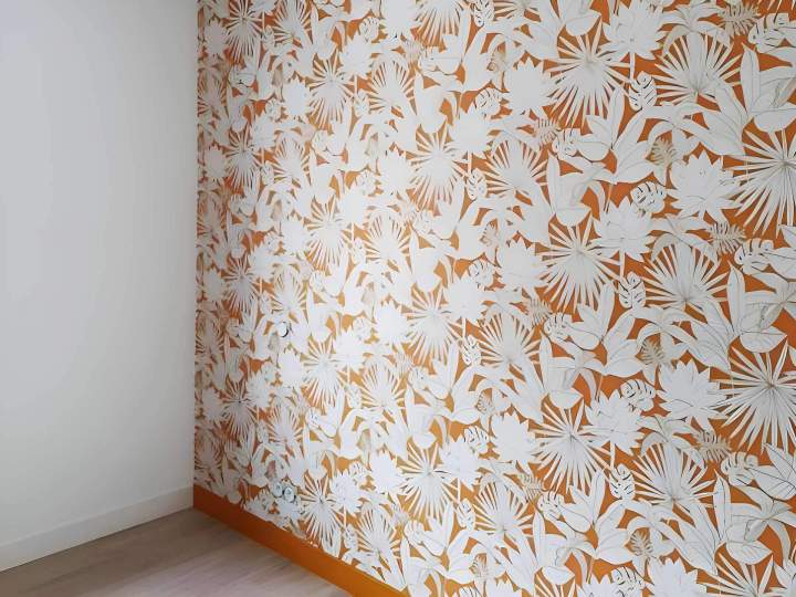Habillage de vos murs : pose experte de papiers peints variés.